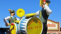 Am heutigen Samstag sind wir trotz der Hitze wieder für ruch untrwegs und haben ein paar Bilder von der Loretowiese mitgebracht. An Kinzlers Musik Express wird kräftig gearbeitet, die Kinderschleife...