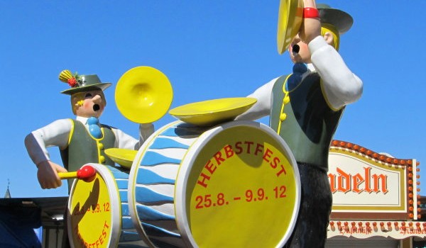 Herbstfest Aufbau – 18.08.2012 Am heutigen Samstag sind wir trotz der Hitze wieder für ruch untrwegs und haben ein paar Bilder von der Loretowiese mitgebracht. An Kinzlers Musik Express wird kräftig gearbeitet, die Kinderschleife...